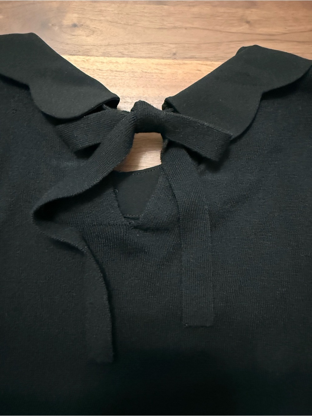 Banana Republic Black Sleeveless Sweater with Scalloped Collar - Picture 4 of 8